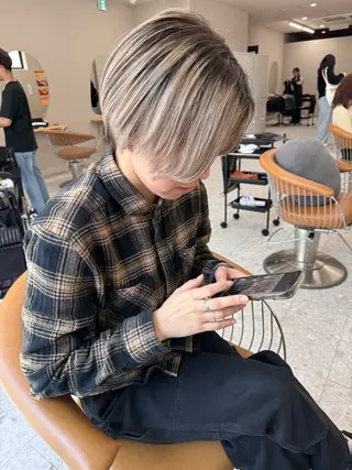 ショート 髪質改善＆ハイトーンカラー Cica神戸三宮元町店所属・福田 美波のヘアスタイル