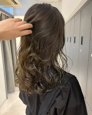 セミロング カラー ヘアアレンジ 暗髪カラー🫐パーマ おくだりんかのヘアスタイル