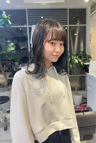 ミディアム 斉藤 瑞恵のヘアスタイル