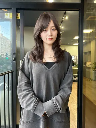 セミロング カラー yori SAPPORO所属・yori 代表すがわらのヘアスタイル