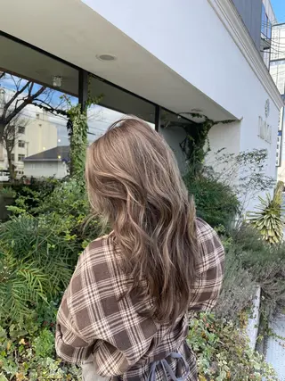 ロング ROZA germe所属・SHIO / ハイトーンカラーのヘアスタイル