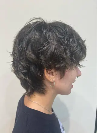 ショート パーマ 艶•透明感カラー フィーシーのヘアスタイル