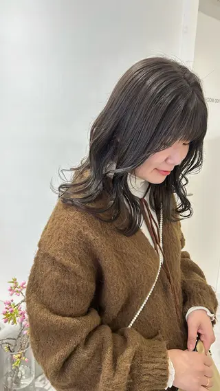 ミディアム カラー オリーブベージュ/ ブリーチなし透明感のヘアスタイル