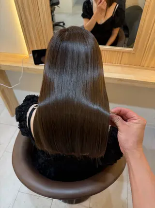 セミロング attrait南堀江所属・絹髪職人 KAISEI艶髪のヘアスタイル