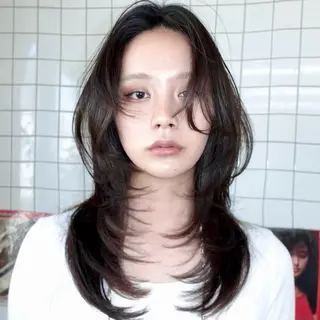 セミロング レイヤーカット ハッシュカットのヘアスタイル