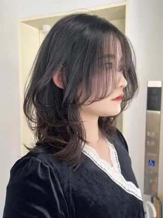 ミディアム maya レイヤーカットのヘアスタイル