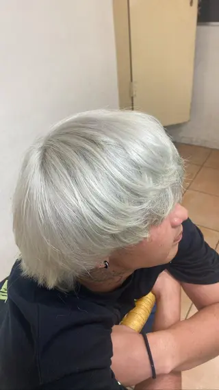 カラー メンズ fifth 安次富　泰雅のヘアスタイル