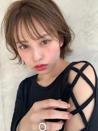 ショート ミルクティーカラー イイサカシュンスケのヘアスタイル