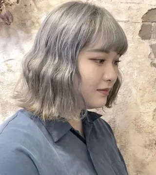 ミディアム カラー ブリーチ、パーマ 西部笑のヘアスタイル