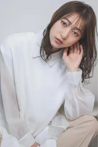 ミディアム カラー 前髪/顔周り /レイヤー/秋山 元のヘアスタイル