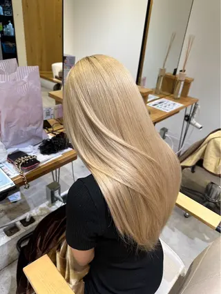 ロング カラー 肌に馴染むハイトーン /ミルクティーカラーのヘアスタイル