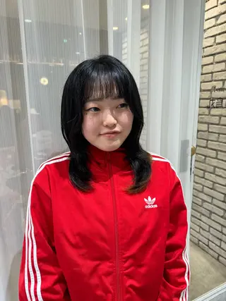 セミロング 遊佐 みくりのヘアスタイル