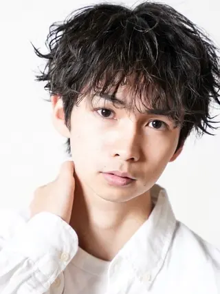 ショート カラー パーマ ヘアアレンジ メンズ キッズ 西口徒歩20秒　寒色 カラーミディアムヘアのヘアスタイル