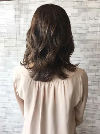 ミディアム 足立 磨咲のヘアスタイル