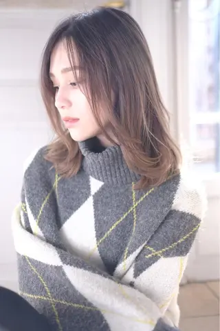 セミロング ブリーチ毛矯正.髪質 改善.髪にドラマをのヘアスタイル