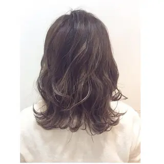 ショート ミディアム TOMOYAレイヤー ブリーチ縮毛矯正のヘアスタイル