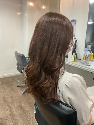 ロング カラー 梅田ハイトーン チダ ヒナノのヘアスタイル