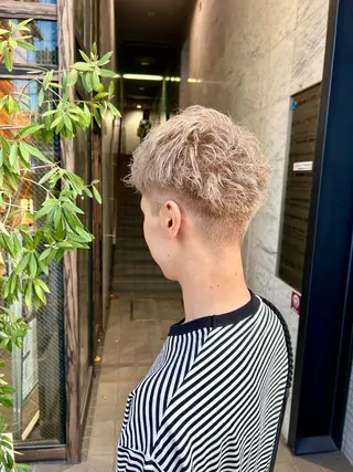 ショート パーマ メンズ 岡田 拓真のヘアスタイル