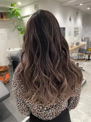 ロング ヨシミ カズヤのヘアスタイル