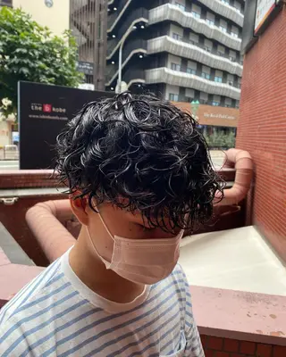 パーマ メンズ 三ノ宮フェザーパーマ 蕃本 啓利のヘアスタイル