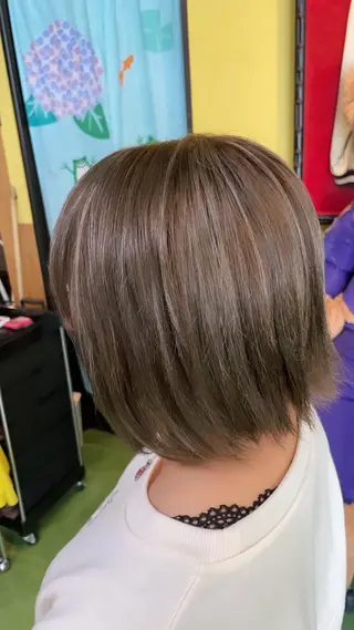 ショート カラー デザインカラー🏝️ 須賀汐音のヘアスタイル