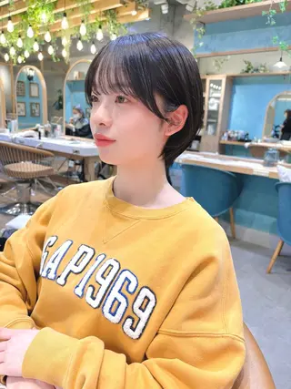 ショート カラー 小泉 葵のヘアスタイル