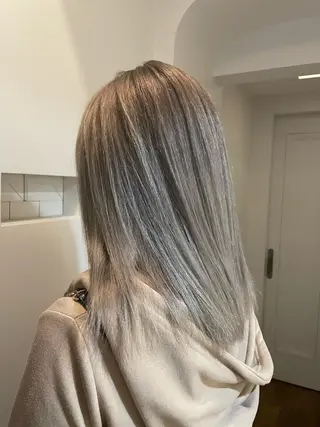 セミロング ブリーチ毛矯正.髪質 改善.髪にドラマをのヘアスタイル