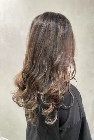 ロング カラー 透明感ハイライト◎ 伊藤夏海のヘアスタイル