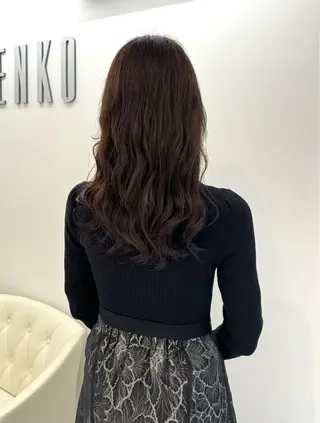 ロング パーマ コテ巻き風パーマ/ キミシマカイトのヘアスタイル