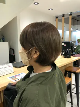 カラー レイヤー/顔まわり カット/地毛風カラーのヘアスタイル