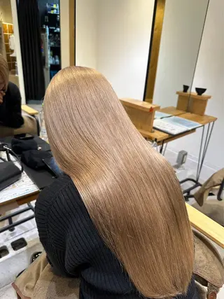 カラー 肌に馴染むハイトーン /ミルクティーカラーのヘアスタイル