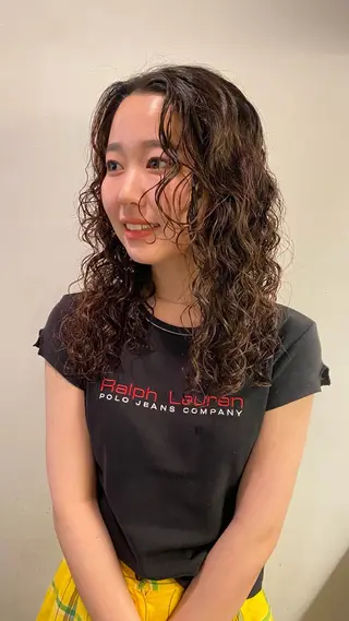 セミロング パーマ 磯谷 朋のヘアスタイル