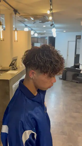 パーマ メンズ RONND   Weg所属・海瑠万／メンズパーマ ／ブリーチ／フェードのヘアスタイル