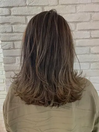 セミロング カラー パーマ ネイル マツエク・マツパ レイヤー＆カラー 人気美容師倉崎涼のヘアスタイル