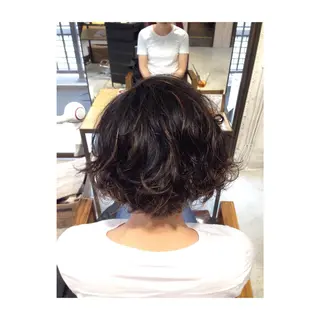 ショート ミディアム カラー パーマ アオガミ （前髪顔周りカット）のヘアスタイル