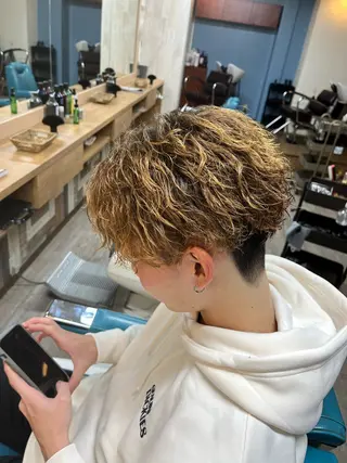 ミディアム パーマ メンズ SWELL-WHITE-所属・SWELL  高峰 将生  メンズ専門のヘアスタイル
