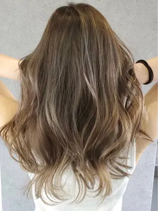 カラー ARCANA イホリのヘアスタイル