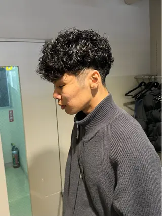 ミディアム パーマ ヘアアレンジ メンズ 顔まわりカット の達人のヘアスタイル