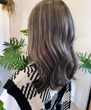 セミロング カラー VERBENA所属・ハイライト／艶カラー 大河シンジのヘアスタイル