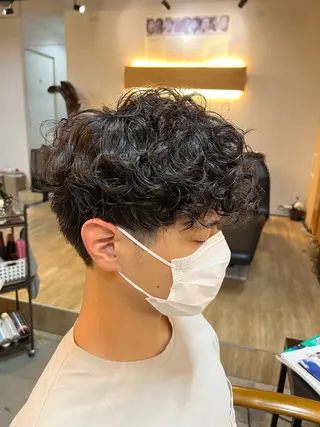 ショート パーマ メンズ 鈴木 達成のヘアスタイル