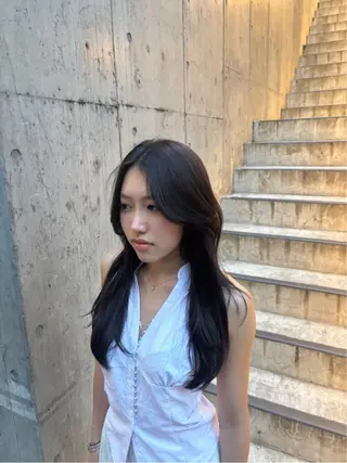 セミロング 外国人風ヘア ×18歳美容師ルイヤのヘアスタイル