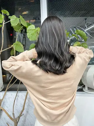 セミロング 白いハイライト🤍 タナカリョウスケのヘアスタイル