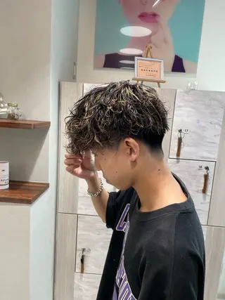 ショート カラー パーマ メンズ 伊藤 隆星のヘアスタイル