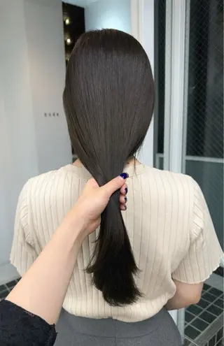 ロング maina/透明感 ベージュ/ブラウンのヘアスタイル