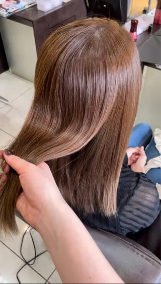 セミロング カラー 🤎うる艶ベージュ 🧸MAYUKA🤎のヘアスタイル