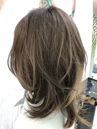 ミディアム カラー 木志 望美のヘアスタイル