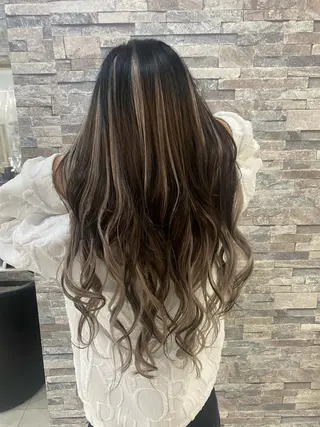 セミロング 土屋朱理/ ハイトーンカラーのヘアスタイル