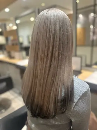 カラー フクイ ミユのヘアスタイル