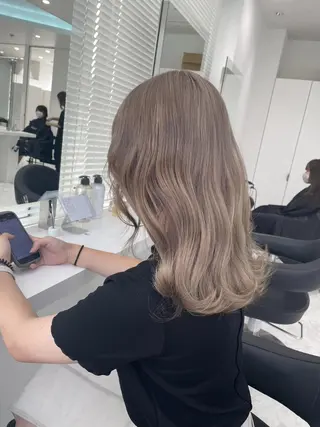 ロング カラー 艶感ミルクティー🤍 色落ち綺麗🤍ともやのヘアスタイル