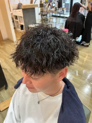 ショート パーマ メンズ ハイトーンカラー 坂本 翼のヘアスタイル